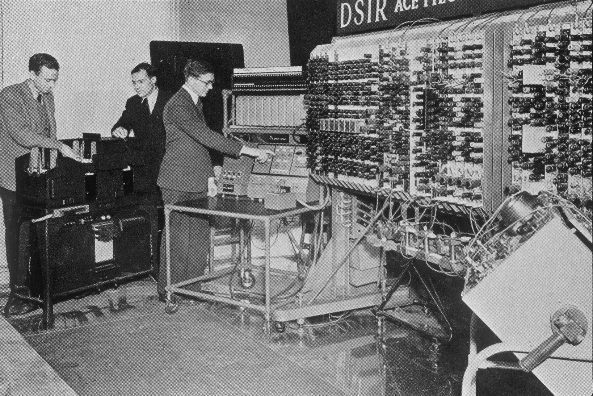图灵和他的巨型“计算机”.jpg