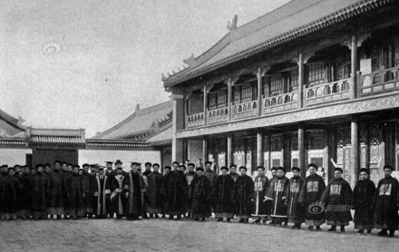 1901年丁韪良等人在京师大学堂前合影.jpg 1901年丁韪良等人在京师大学堂前合影.jpg