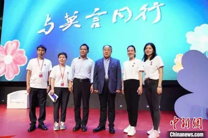 资料图为两块砖公益基金管委会成员与莫言合影，左起分别为叶飞、王跃春、王振、莫言、张碧波、齐玥。.jpg