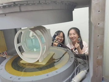邱月淇等同学搭建便携磁共振的过程.jpg